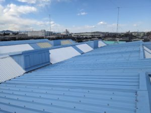 屋根塗装「藤沢市の工場での屋根明り取り遮熱塗装作業の魅力と注意点」