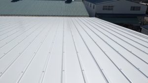 「秦野市工場での遮熱屋根塗装の効果とは？環境への影響や施工のポイントを解説」