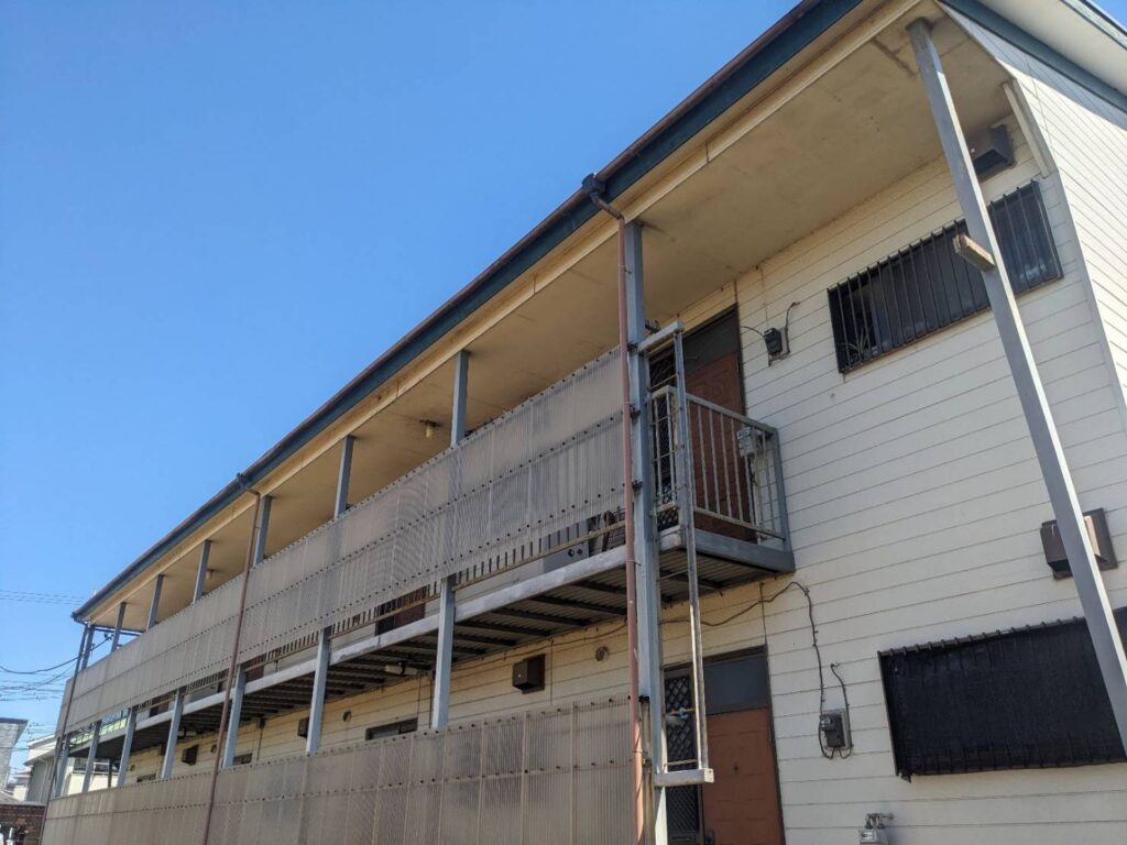 寒川ｱﾊﾟｰﾄ　波板