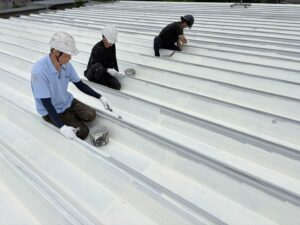 千葉県白井市 工場 屋根塗装工事（上塗りダメ込み作業）