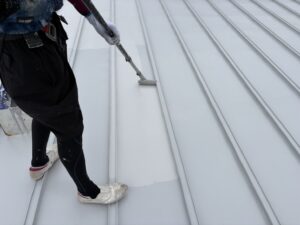 相模原市 工場 屋根塗装工事(上塗り作業)