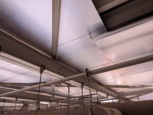 工場の暑さ対策!遮熱シート工事が順調に進んでいます