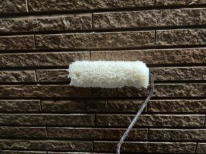 塗装の仕上がりを左右する下塗り作業と洗浄の手元