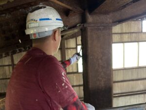 鉄骨の下地を整える！ケレン作業